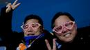 Penonton mengenakan kacamata unik saat menyaksikan cabang curling antara Rusia dan Swiss pada Olimpiade Musim Dingin 2018 di Gangneung, Korea Selatan, Senin (12/2). Olimpiade PyeongChang berlangsung hingga 25 Februari mendatang. (AP/Natacha Pisarenko)