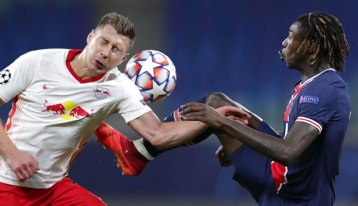 Penyerang Paris Saint Germain, Moise Kean, berebut bola dengan pemain RB Leipzig, Willi Orban, pada laga Liga Champions di RB Arena, Kamis (5/11/2020). RB Leipzig menang dengan skor 2-1. (AP/Michael Sohn)