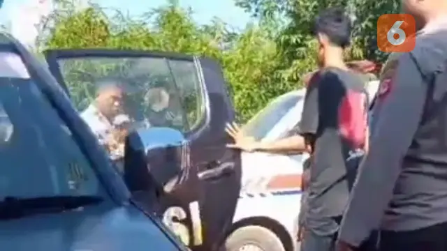 Anggota Polsek Lengkong Resor Sukabumi saat mengamankan pelaku pembunuhan terhadap ibu rumah tangga (Liputan6.com/Istimewa).