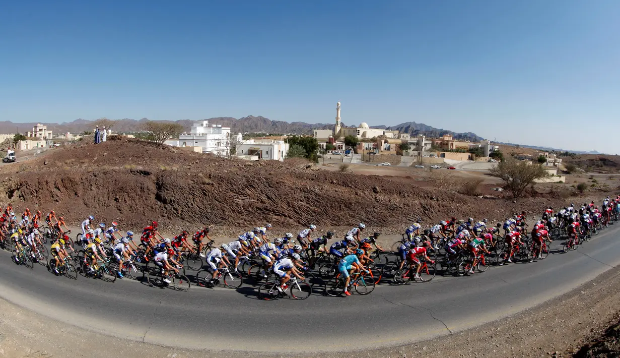 Aksi para pebalap di Etape 4 Tour of Oman antara Muscat dan Jebel Akhdhar, (19/2/2016). (AFP/Mohammed Mahjoub)