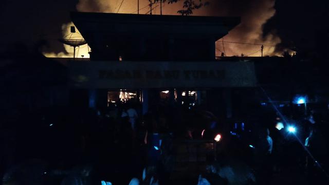 Kebakaran Hebat Di Pasar Baru Tuban Ratusan Kios Hangus Regional Liputan6 Com