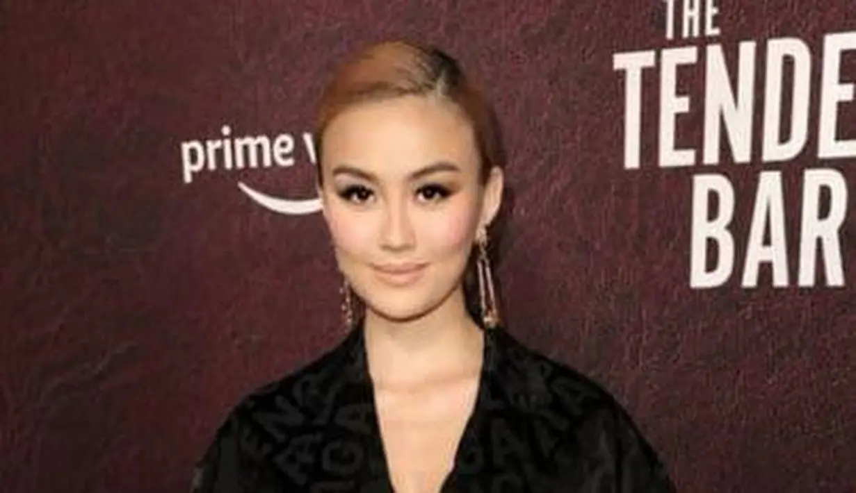 Agnez Mo tampil serba hitam berbalut Balenciaga saat menghadiri Premiere Film The Tender Bar. (Instagram/agnezmostyle).