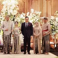 Annisa Pohan kembali menghadiri acara pernikahan bersama suaminya, Agus Harimurti Yudhoyono. Annisa pun kembali memukau dengan kebaya yang dikenakan. [@annisayudhoyono]
