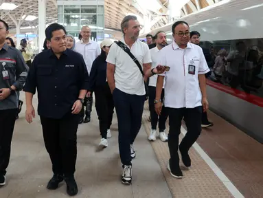 Ketua umum PSSI, Erick Thohir (tengah kiri) mengajak FIFA Team Project Venue Management, Christian Schmolzer (tengah kanan) menjajal kereta cepat Whoosh dari Stasiun Halim, Jakarta, ke Stasiun Tegalluar, Bandung, pada Senin (9/10/2023). (Bola.com/Abdul Aziz)