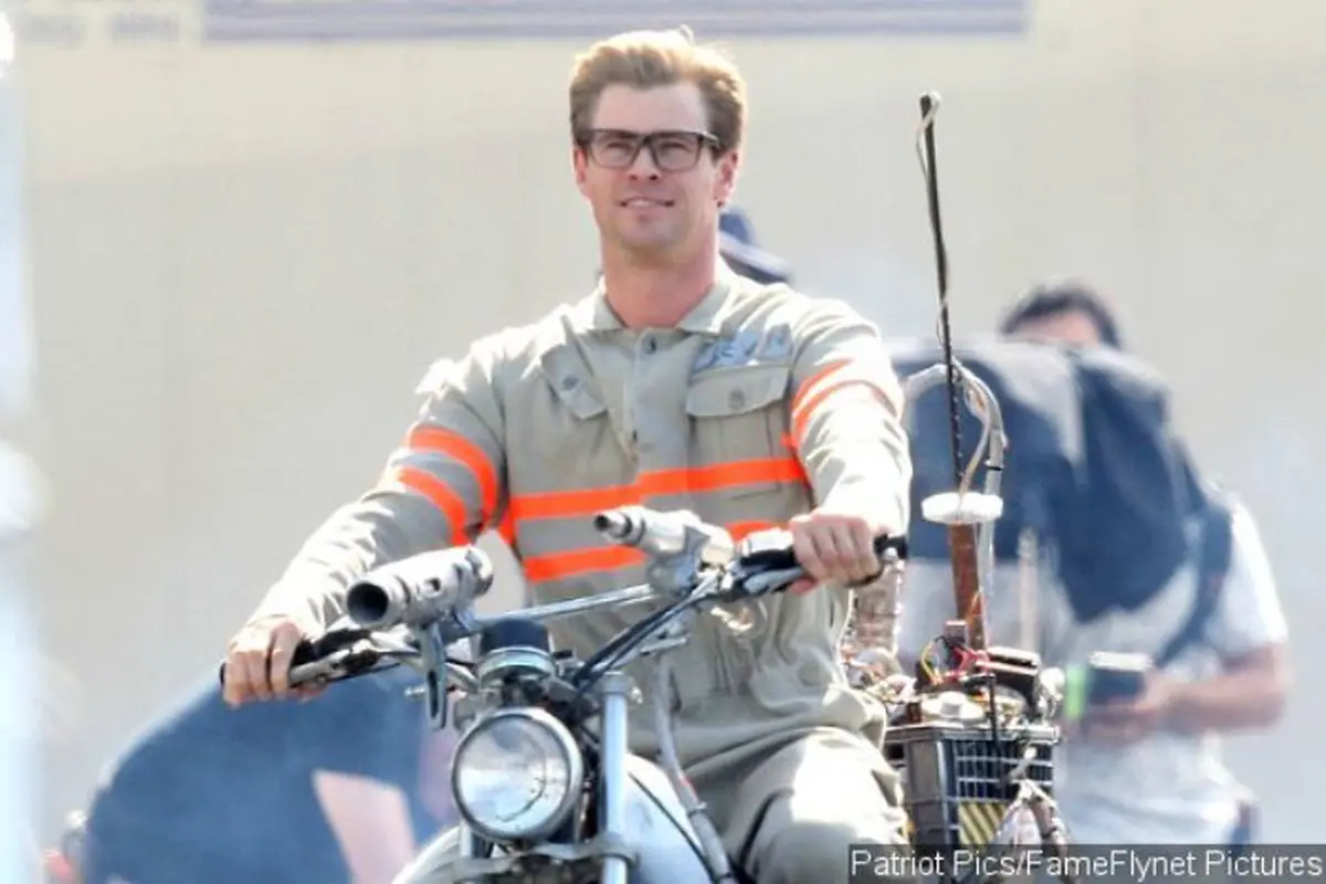Chris Hemsworth Tampak Culun di Ghostbusters Versi Cewek