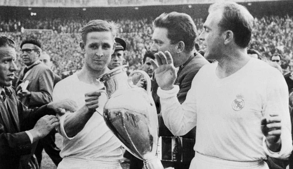 Raymond Kopa. Eks sayap kanan Prancis yang wafat di usia 85 tahun pada 3 Maret 2017 ini memperkuat Real Madrid selama 3 musim mulai 1956/1957 hingga 1958/1959. Ia menjadi pemain Real Madrid kedua yang meraih gelar Ballon d'Or, yaitu pada tahun 1958. Raihannya tersebut sekaligus menggagalkan rekannya di Real Madrid Alfredo Di Stefano untuk mencetak hattrick dalam raihan Ballon d'Or. (AFP/Staff)