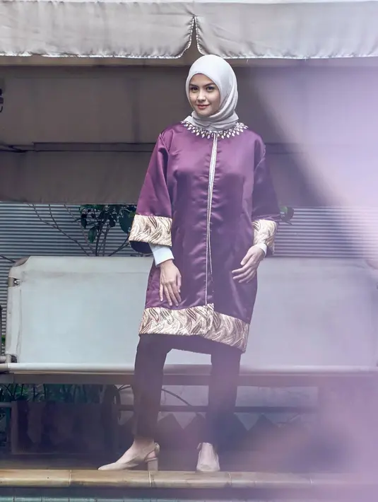 Setelah menjalankan ibadah umrah, Revalina S. Temat memutuskan untuk menggenakan hijab. Ia mengaku sudah punya niat berhijab sebelum umrah. (Foto: instagram.com/vatemat)