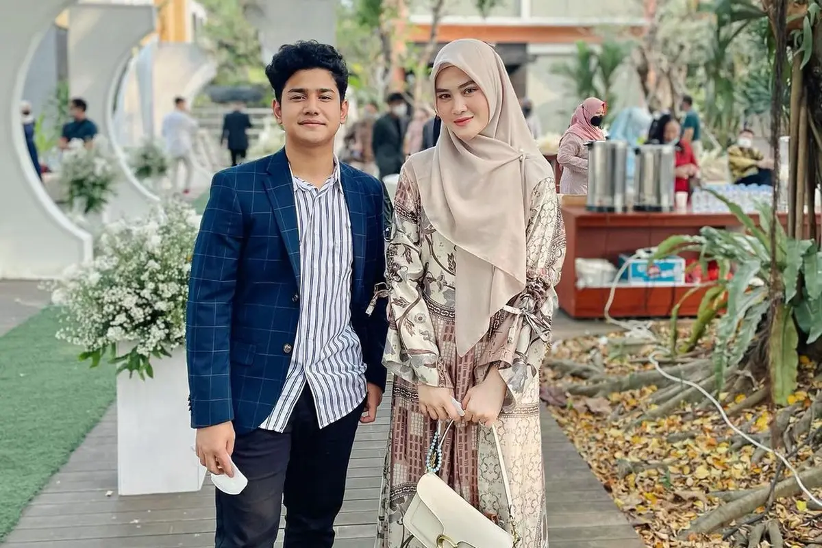 Tetap Berhubungan Baik, Ini 6 Potret Kebersamaan Henny Rahman dan Syakir Daulay