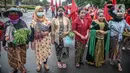 Massa yang tergabung dalam Serikat Rakyat Miskin Indonesia (SRMI) berunjuk rasa di kawasan Patung Kuda, Jakarta, Selasa (27/10/2020). Dalam aksi tersebut massa menuntut pencabutan Omnibus Law Undang-Undang Cipta Kerja yang dianggap merugikan masyarakat miskin. (Liputan6.com/Faizal Fanani)