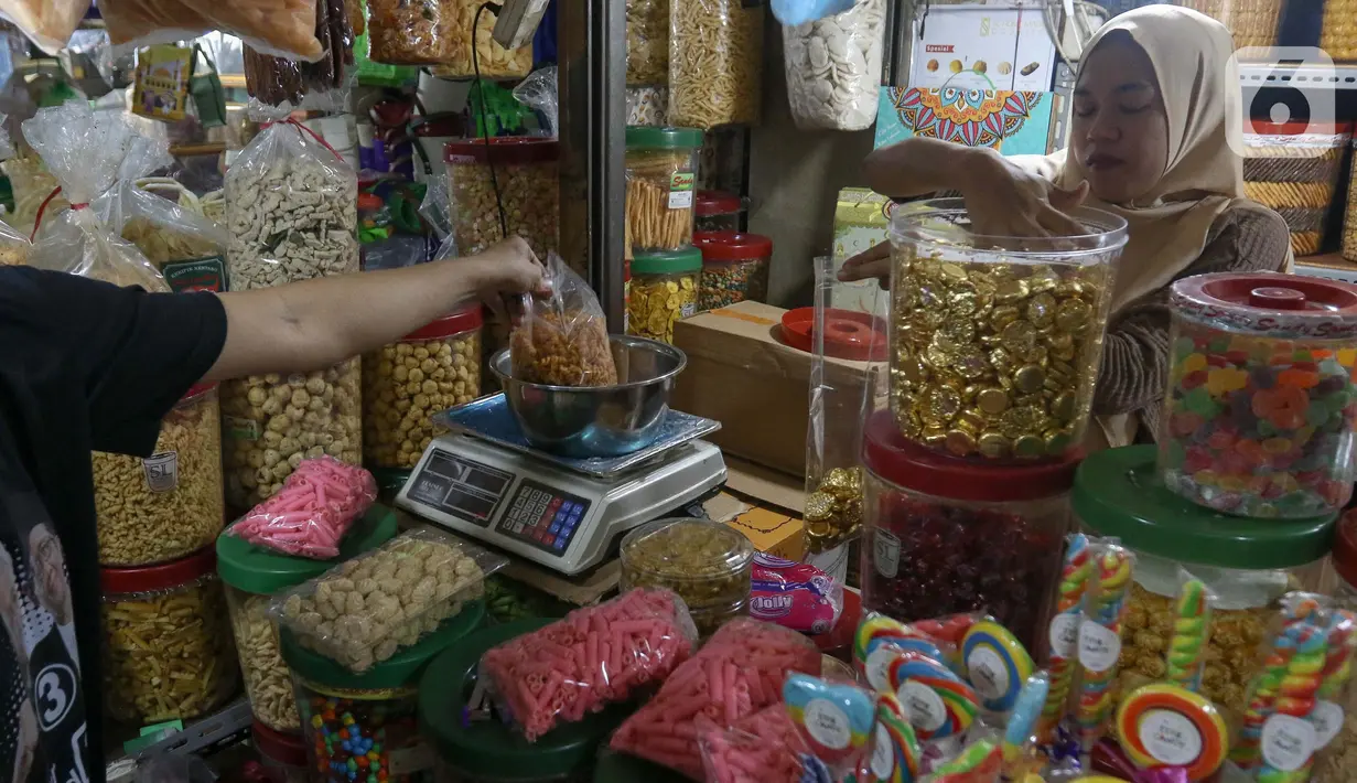 Penjualan kue kering pun mengalami peningkatan. (Liputan6.com/Herman Zakharia)