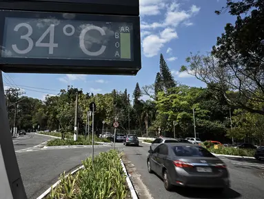 Sebuah jam menunjukkan suhu 34 derajat celsius di Sao Paulo, Brasil pada tanggal 23 Agustus 2023. (Nelson ALMEIDA / AFP)