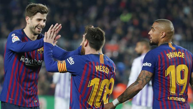 Bek Barcelona, Gerard Pique, merayakan gol yang dicetak Lionel Messi ke gawang Valladolid pada laga La Liga di Stadion Camp Nou, Barcelona, Sabtu (16/2). Barcelona menang 1-0 atas Valladolid. (AFP/Pau Barrena)