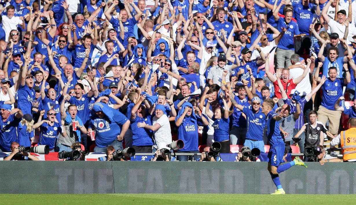 Pemain Leicester City, Jamie Vardy merayakan golnya ke gawang Manchester United bersama fans pada ajang Community Shield di Stadion Wembley, London,Minggu,(7/8/2016). (AP Photo/Tim Ireland)