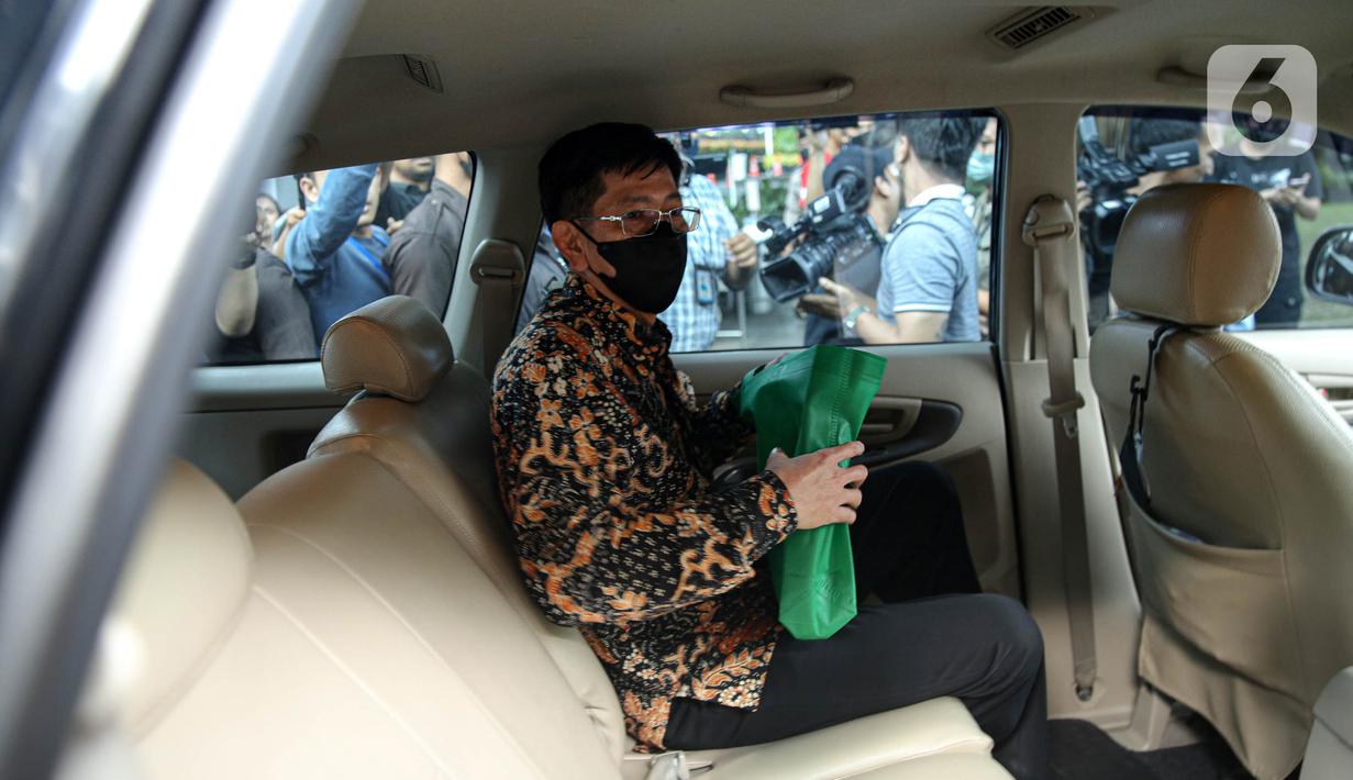 Wahono Saputro selaku Kepala Kantor Pajak Madya Jakarta Timur berada dalam mobilnya usai diperiksa di Gedung Merah Putih KPK, Jakarta Selatan, Selasa (14/3/2023). Perlu diketahui, nama Wahono Saputro ikut terseret dalam kasus ketidakwajaran harta kekayaan mantan Pejabat Direktorat Jenderal Pajak (DJP) Kementerian Keuangan (Kemenkeu), Rafael Alun Trisambodo (RAT). (Liputan6.com/Faizal Fanani)