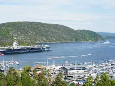 Kapal induk USS Gerald R. Ford Angkatan Laut AS sepanjang 337 meter (1.106 kaki) terlihat dalam perjalanan menuju Oslo Fjord, di sini di Jeløya dekat Moss, Norwegia, pada 24 Mei 2023. (Terje Pedersen/NTB/AFP)