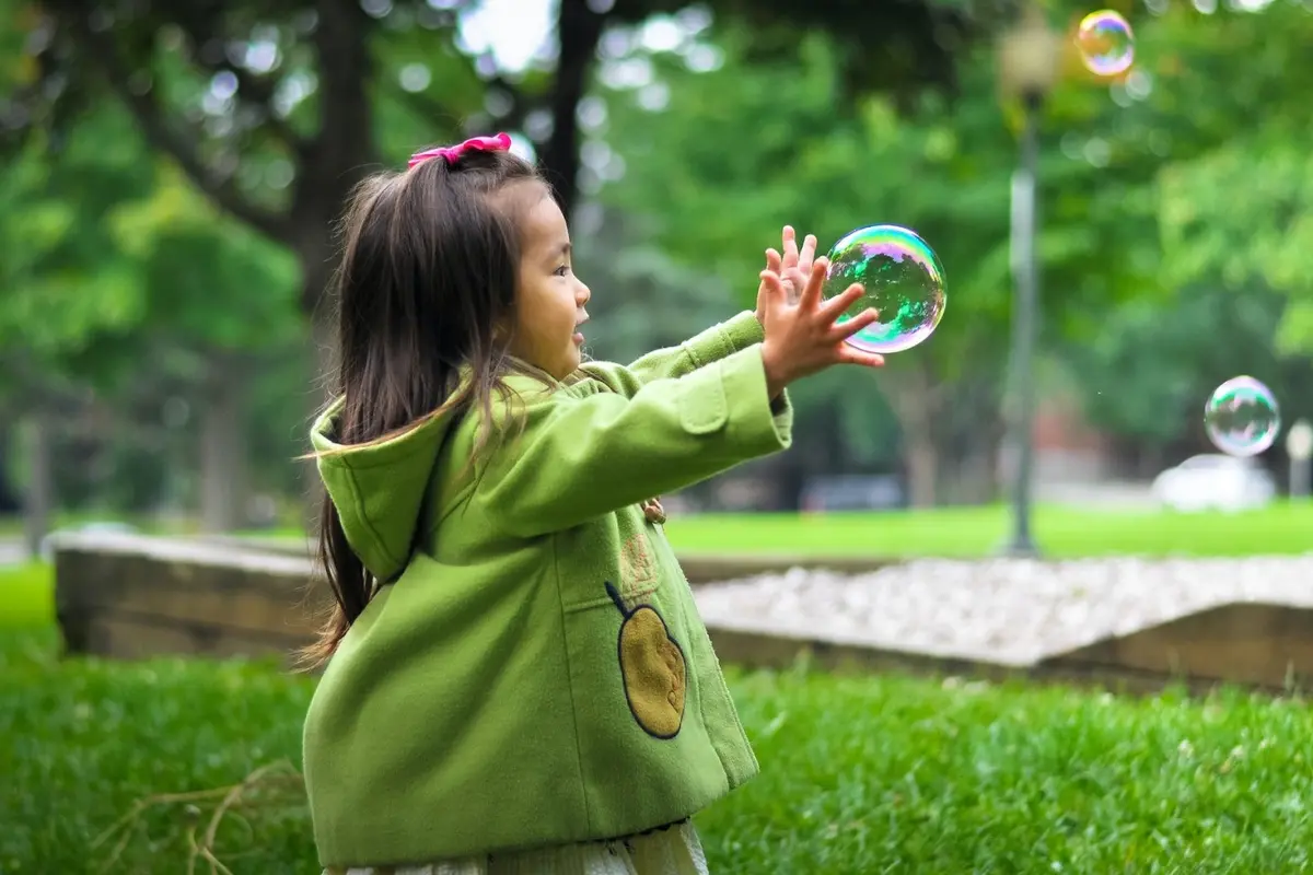 Ilustrasi anak bermain, masa kecil