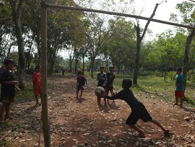Anak-anak bermain sepak bola di lahan kebun Karet desa Cibodas, Bogor, Jawa Barat Sabtu (4/9/2021). Meskipun lapangan sepak bola seadanya berada di lahan Kebun karet, anak-anak bermain dengan semangat berlatih dan sering ikut turnamen antar kampung. (merdeka.com/Imam Buhori)
