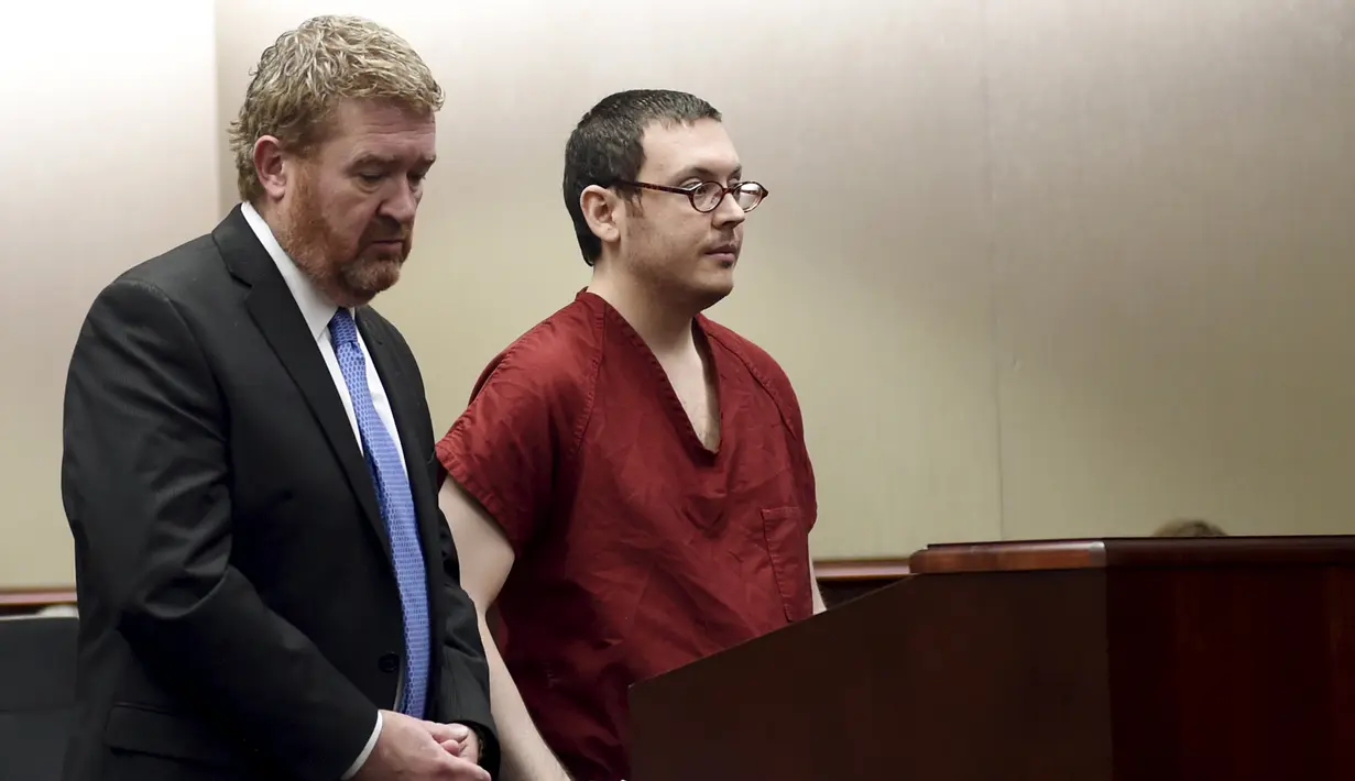 Terdakwa penembak di bioskop Colorado James Holmes berdiri di samping pengacaranya saat persidangan di Centennial, Rabu (26/8/2015). James dijatuhi hukuman penjara seumur hidup tanpa pembebasan bersyarat atas pembunuhan 12 orang.(REUTERS/RJ Sangosti/Pool)