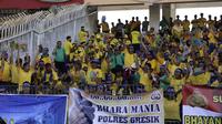 Aksi Bhara Mania, suporter Bhayangkara Surabaya United saat acara launching tim di Stadion Gelora Deltras, Sidoarjo, Minggu (24/4/2015). (Bola.com/Zulfirdaus Harahap)