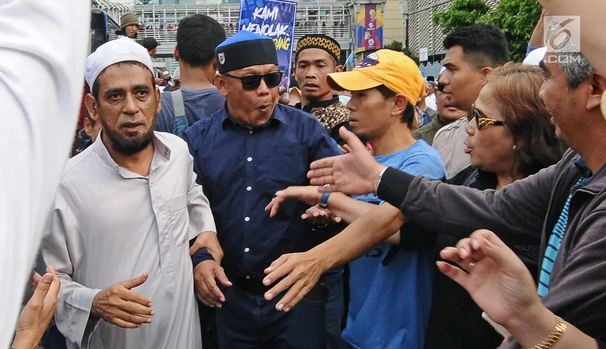 Eggi Sudjana saat menghadiri aksi damai di depan gedung Badan Pengawas Pemilu (Bawaslu) RI di Jakarta Pusat, Jumat (10/5/2019). Pada aksinya mereka melaporkan kecurangan pemilu yang merugikan Capres dan Cawapres 02 dan menuntut Bawaslu untuk tetap netral. (Liputan6.com/Herman Zakharia)
