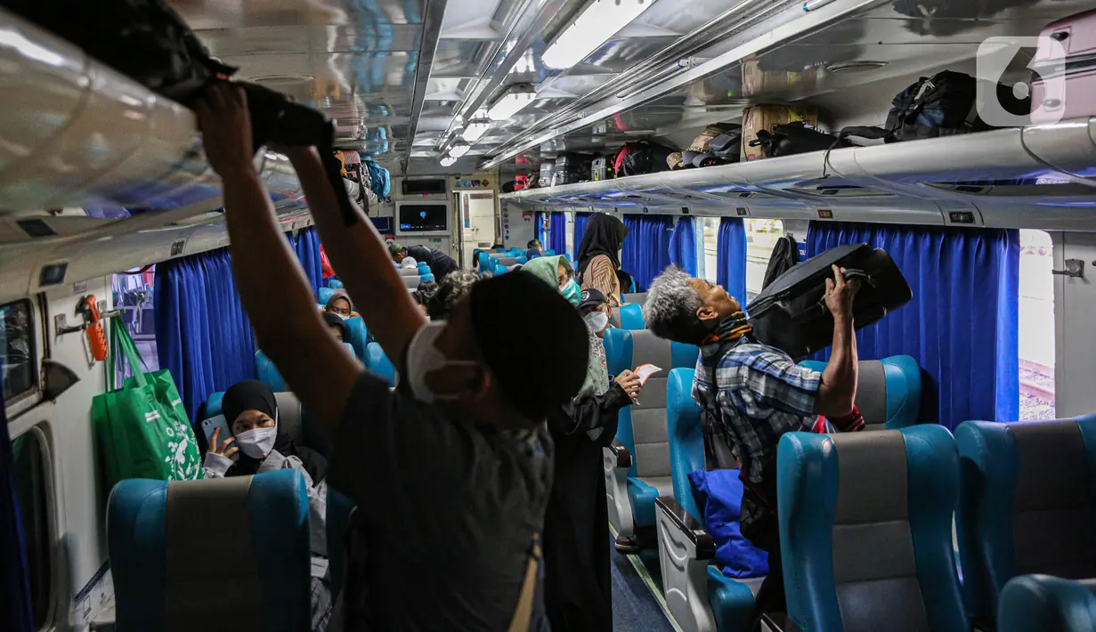 Penumpang menata barang bawaan dalam kereta di Stasiun Pasar Senen. (Liputan6.com/Faizal Fanani)