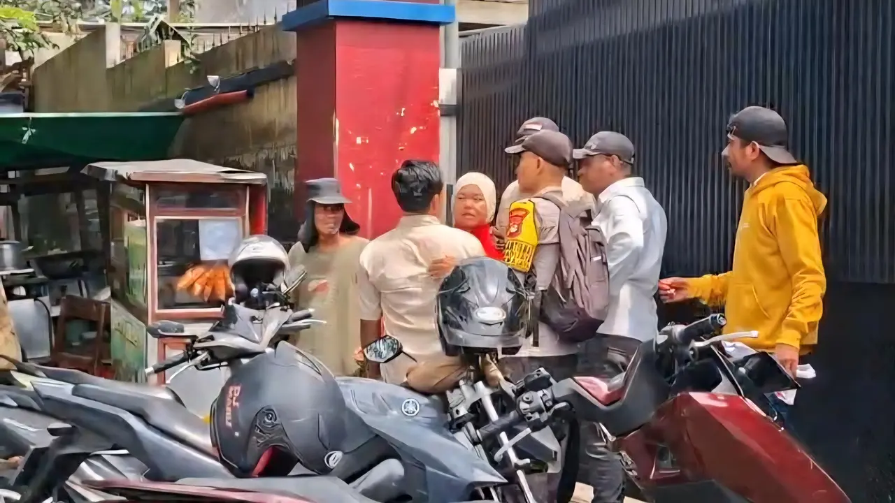 Ketika Pengguna Jalan Melawan Debt Collector Tarik Paksa Kendaraan Milik Seorang Ibu di Depok