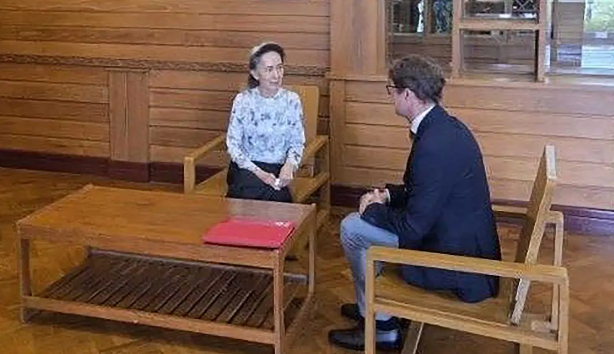 Mantan pemimpin sipil yang ditahan Aung San Suu Kyi bertemu dengan perwakilan tetap Komite Internasional Palang Merah (ICRC) untuk Myanmar Arnaude de Baecque di Naypyidaw, Myanmar, Senin, 3 Agustus 2026. (AFP/ Biro Pers dan Informasi Kepresidenan Myanmar )
