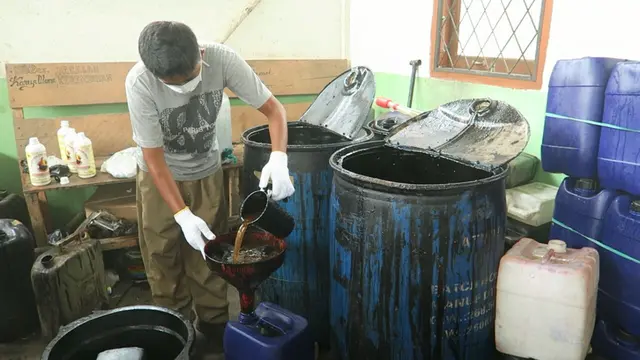 Kreatifitas Warga Muba Olah Limbah Kelapa Jadi Cairan Pembeku Karet