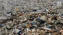 Tumpukan sampah terlihat di pinggir laut kawasan Pelabuhan Muara Baru, Jakarta Utara, Senin (29/7/2019). Sampah-sampah yang didominasi oleh sampah plastik ini terbawa arus laut yang dibuang masyarakat secara sembarangan. (Liputan6.com/Johan Tallo)