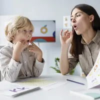 ilustrasi stimulasi anak yang mengalami speech delay/copyright&nbsp;freepik.com/freepik