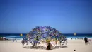 Patung karya seniman Jane Cowie ditampilkan di pameran "Sculpture by the Sea" di dekat pantai Bondi di Sydney (19/10). Pameran ini menampilkan lebih dari 100 patung karya seniman dari Australia dan seluruh dunia. (AFP Photo/Saeed Khan)