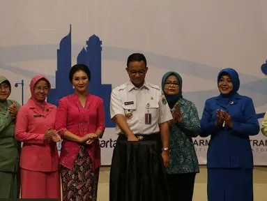 Gubernur DKI Anies Baswedan menekan tombol sirene saat peluncuran Pendataan Keluarga Online di Jakarta, Rabu (26/9). Peluncuran aplikasi tersebut untuk mewujudkan gerakan masyarakat maju-bahagiakan perempuan dan anak Jakarta. (Merdeka.com/Imam Buhori)