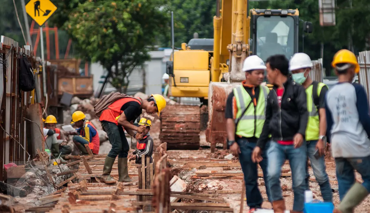 Pekerja menyelesaikan proyek underpass di Jalan RA Kartini, Metro Pondok, Lebak Bulus, Jakarta, Rabu (22/3). Pembangunan underpass ini untuk mengurai kemacetan di perempatan Lebak Bulus (Liputan6.com/Gempur M Surya)