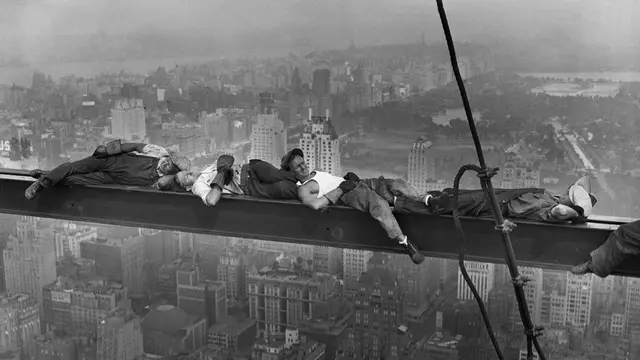 7 Potret Kelakuan Orang Tidur Tak Tahu Tempat, Bikin Ketawa Ngakak