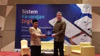 CEO Infradigital Nusantara Ian Mckenna tengah memberikan cenderamata kepada Sekda Tasikmalaya Muhammad Zen, sebelum pelaksanaan pelatihan digitalisasi data dan keuangan di Tasikmalaya, Jawa Barat (Liputan6.com/Jayadi Supriadin)