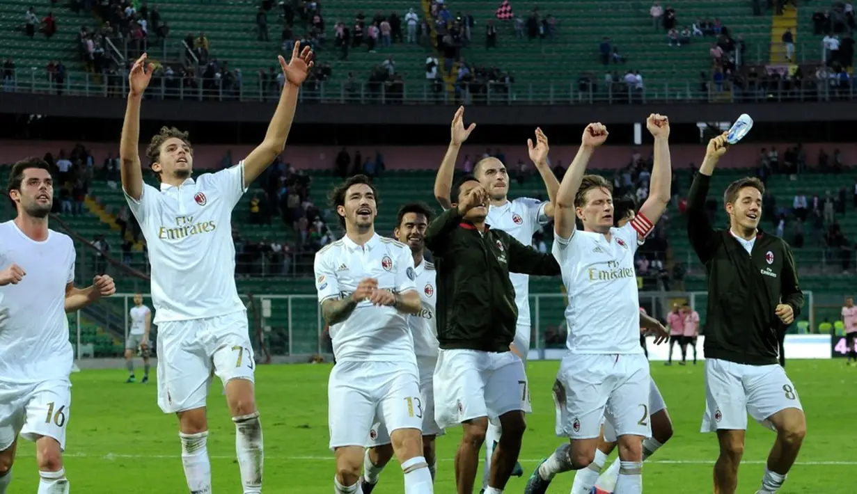 Pemain AC Milan merayakan kemenangan atas tuan rumah Palermo dalam laga pekan ke-12 Serie A di Stadion Renzo Barbera, Minggu (6/11/2016). (AFP)