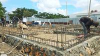 Pembangunan 24 bilik isolasi di RS Bahteramas Provinsi Sultra untuk penanganan Corona Covid-19.(Liputan6.com/Ahmad Akbar Fua)