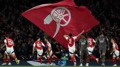 Gelandang Arsenal, Mikel Merino (tengah kanan) merayakan gol ketiga tim saat pertandingan leg pertama perempat final Liga Champions 2024/2025 melawan Real Madrid, di Stadion Emirates, London, pada 8 April 2025 atau Rabu 9 April 2025 dini hari WIB. (Adrian Dennis/AFP)