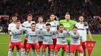 Mees Hilgers (pojok kiri atas) berfoto bersama rekan-rekannya di FC Twente jelang laga melawan MU di Europa League. (Darren Staples/AFP)