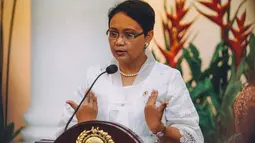 Menlu perempuan pertama dalam sejarah Indonesia Retno Marsudi mengenakan kebaya putih serta pin Garuda di Kantor Kemenlu, Jakarta, Rabu (29/10/2014). (Liputan6.com/Faizal Fanani)