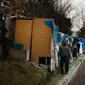 Seorang tunawisma berjalan ke gubuknya di sebuah kamp tunawisma sepanjang Sungai Tama, Kawasaki, Jepang, Selasa (14/1/2020). Seperti Amerika Serikat, Jepang memiliki tingkat kemiskinan yang relatif tinggi untuk negara kaya. (AP Photo/Jae C. Hong)