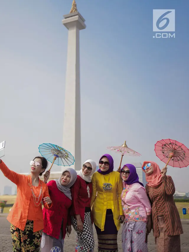 Puluhan Wanita Ikuti Kampanye Gerakan Selasa Berkebaya