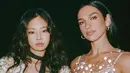 Kehadiran Dua Lipa dalam video musik ‘Handlebars’ semakin menambah daya tarik lagu yang dirilis pada 11 Maret 2025. Foto-foto di balik layar pembuatan video musik lagu tersebut menunjukkan keakraban Jennie dan Dua Lipa yang luar biasa. (Liputan6.com/IG/@dualipa)