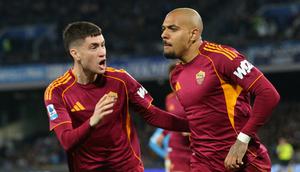 Matias Soule bersama Donyell Malen pada pertandingan AS Roma kontra Napoli di ajang Liga Italia 2025/2026. (CARLO HERMANN / AFP)