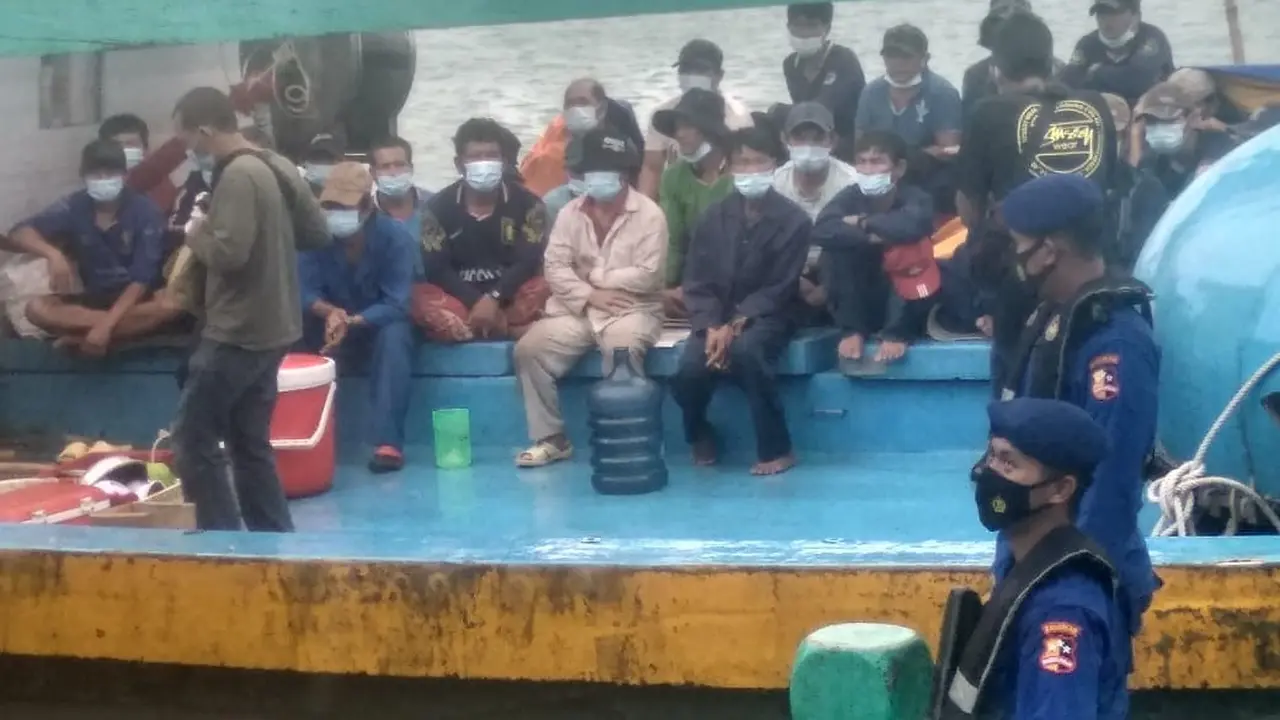 Badan Pemelihara Keamanan Polri menangkap dua kapal ikan asing berbendera Vietnam BV 4419 TS dan DUC LOI 6/BL9333 TS yang telah melakukan selama 20 tahun dan enam tahun di Laut Natuna. (Foto: Liputan6.com/Ajang Nurdin)