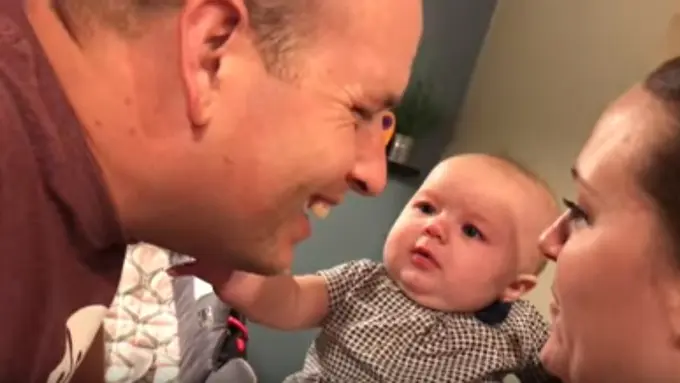 Lucu, Video Bayi Pencemburu Ini Sudah Dibagikan Ratusan Ribu Kali