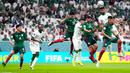 Pemain Arab Saudi Abdulelah Al-Amri (kanan) melakukan sundulan saat melawan Meksiko pada pertandingan sepak bola Grup C Piala Dunia 2022 di Stadion Lusail, Lusail, Qatar, 30 November 2022. Meksiko menang 2-1 tetapi gagal melaju ke babak 16 besar Piala Dunia 2022. (AP Photo/Manu Fernandez)