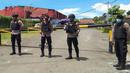 Polisi berjaga di luar klub malam Double O usai bentrok antara dua kelompok di Sorong, Papua Barat, Selasa (25/1/2022). Bentrok antara dua kelompok menewaskan 18 orang di klub malam Double O. (YANTI/AFP)