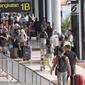 Sejumlah calon penumpang membawa barang mereka di Bandara Soekarno-Hatta Cengkareng, Banten, Jakarta (9/6). Dengan rincian keberangkatan 84.945 domestik dan 129 internasional. (Liputan6.com/Faizal Fanani)