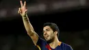 Penyerang Barcelona, Luis Suarez (tengah) melakukan selebrasi usai mencetak gol kegawang Valencia pada piala Copa del Rey melawan Valencia di Stadion Camp Nou, (3/2/2016). Luis Suarez mencetak 4 gol di pertandingan ini. (REUTERS/Albert Gea)